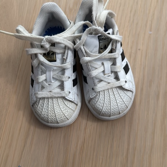 Adidas Superstar Toddler 6 *missing insoles* - Picture 1 of 5